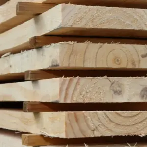 Качествени дървени дъски, подредени в склад на Палисандър ООД