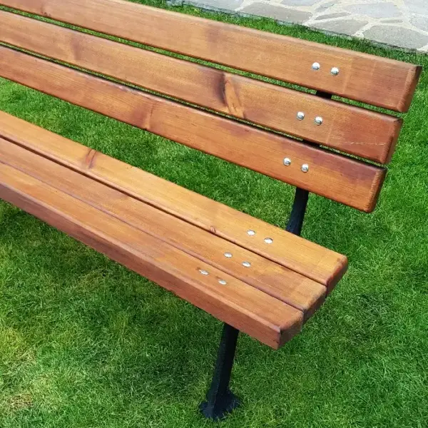 Дървена пейка в градинска среда