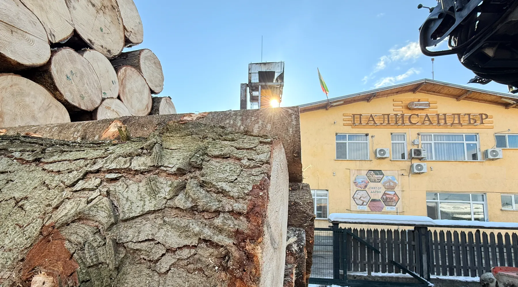 Трупи пред производствената база на Палисандър